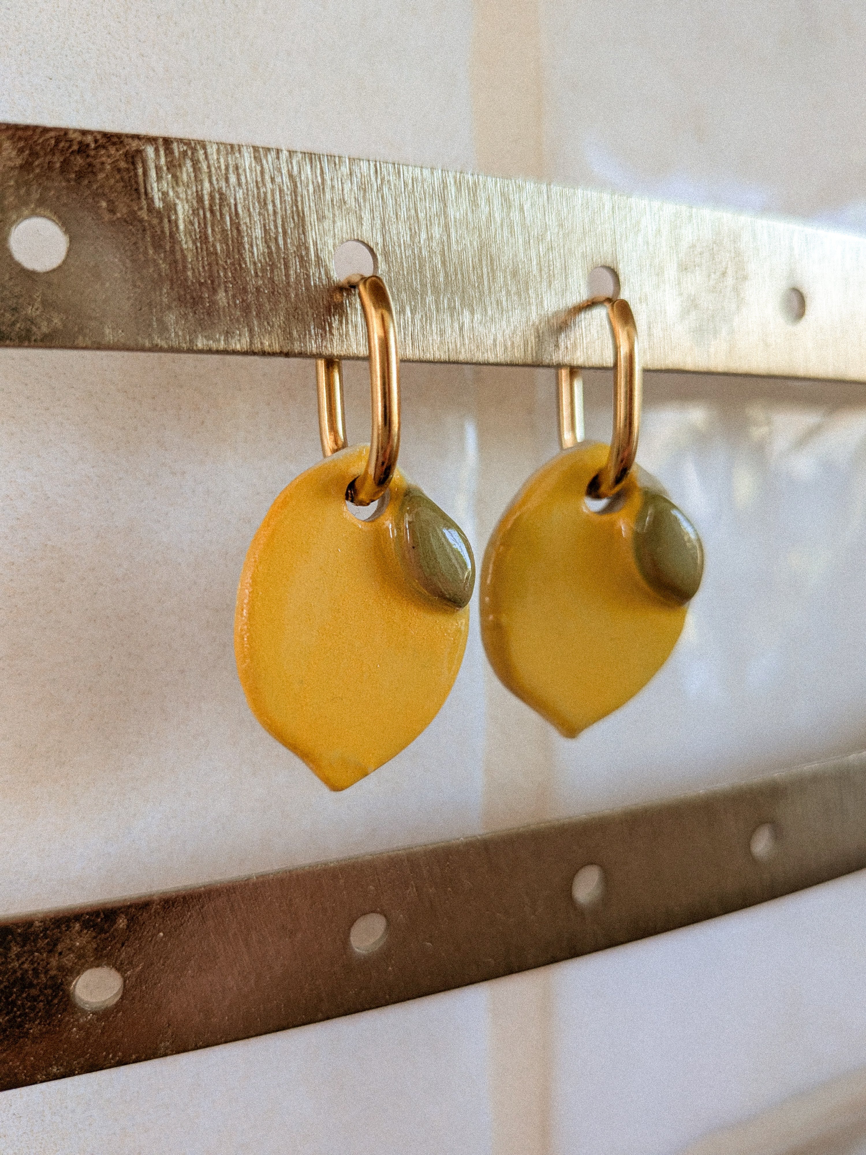 Petites créoles dorés citron