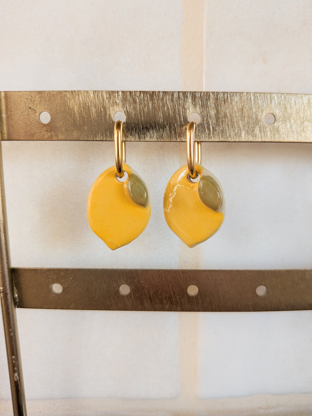 Petites créoles dorés citron