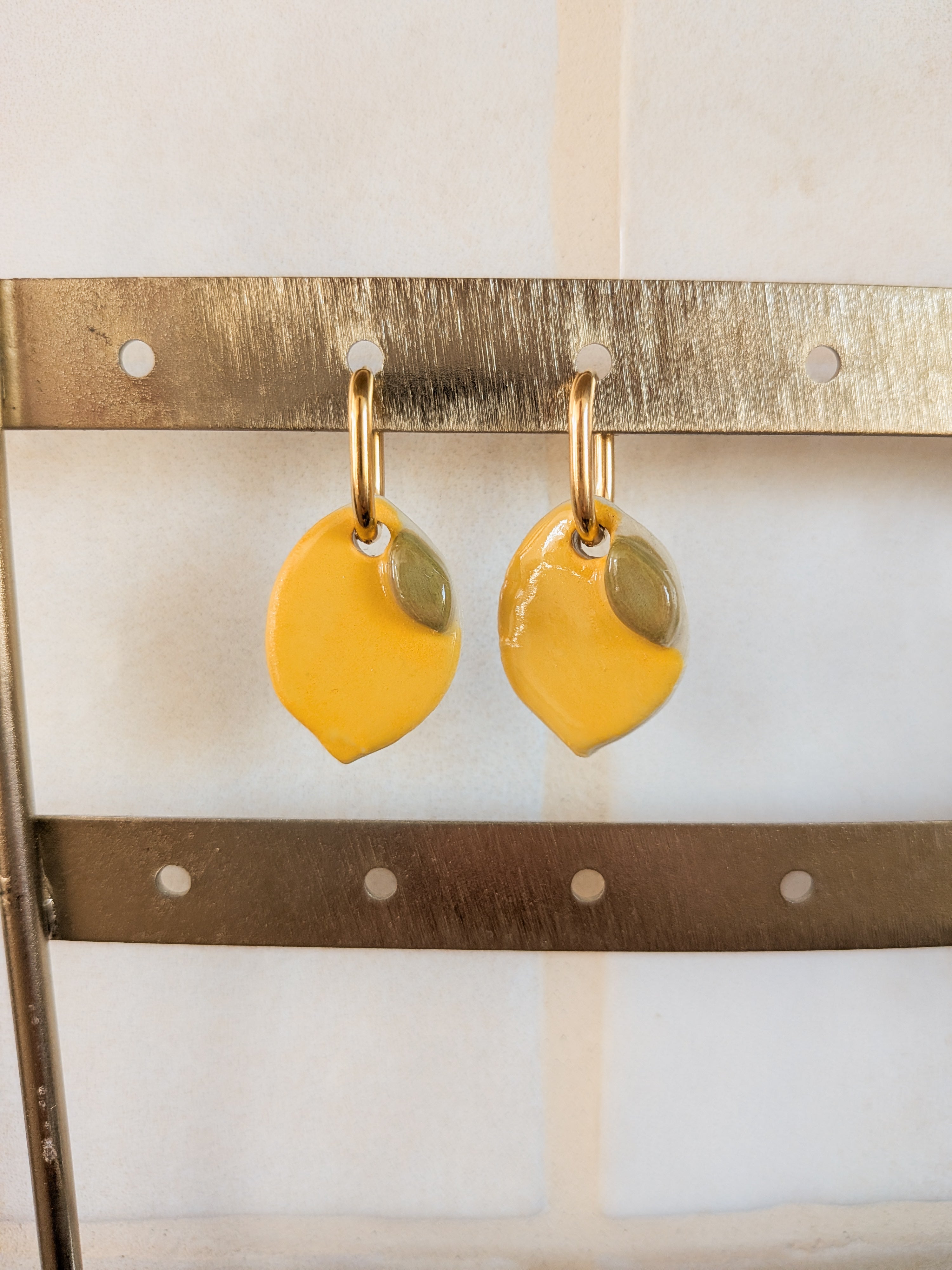 Petites créoles dorés citron